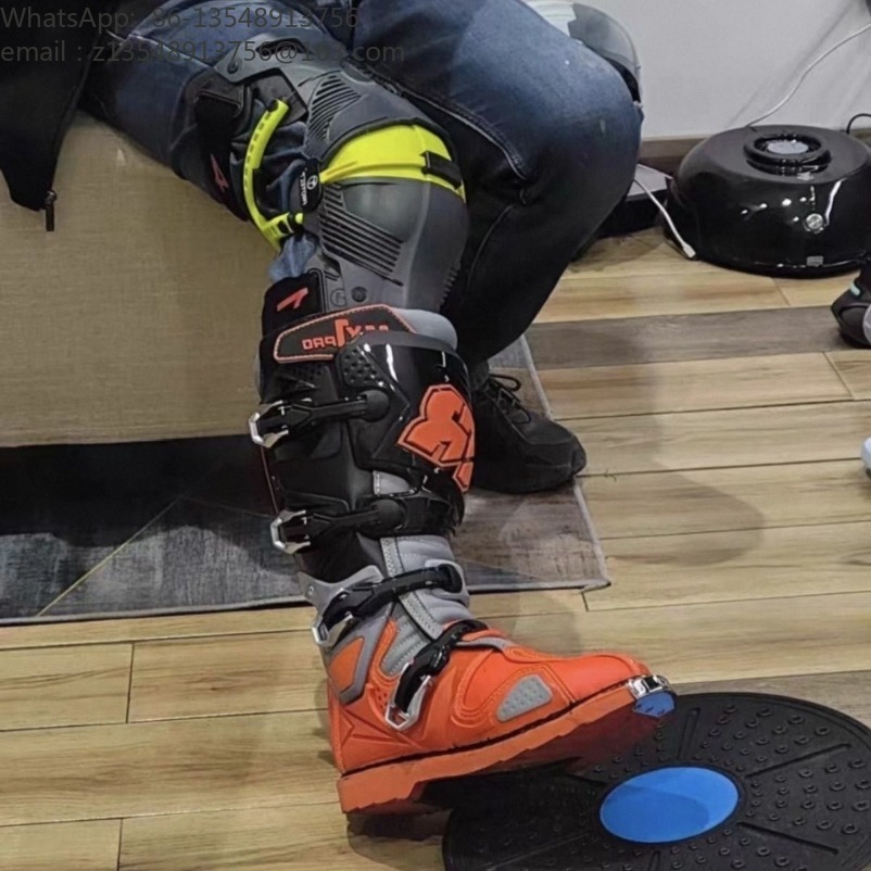 Protezioni per le ginocchia a  - Motorcycle Gear Mens recensione e prezzo
